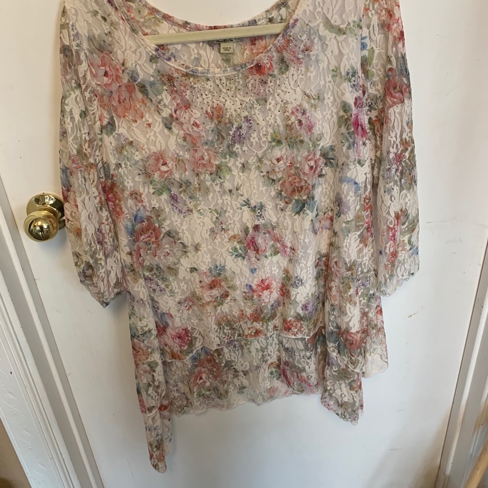 Gorgeous lace top. XL